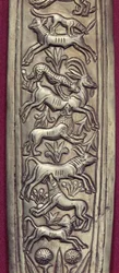 Antilope, Hirsch und Kalb werden von einem Leoparden, einem Löwen und einem Hund angegriffen, Detail von der Scheide eines Dolches aus dem Schatz des Tutanchamun, um 1340 v. Chr. Gold & Eisen